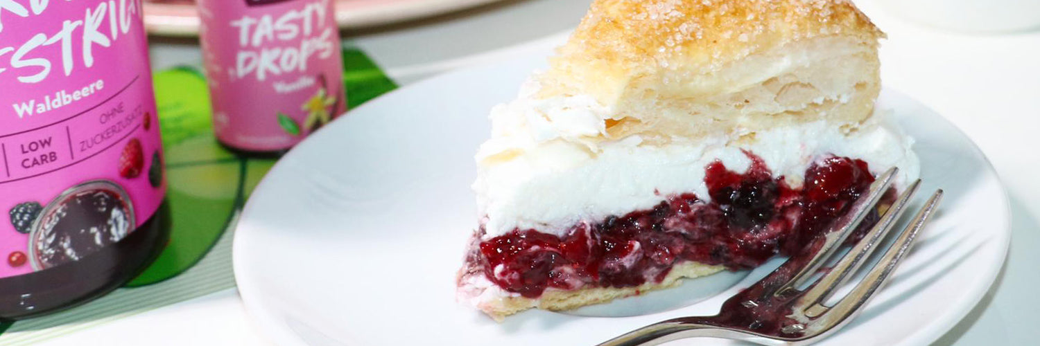 Leichte-Mini-Blätterteig-Waldbeer-Torte_1500x500